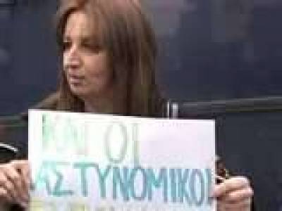 Ποια είναι η Λιάνα Τσολερίδου, η μητέρα του αστυνομικού που έβγαλε το πανό στην Κοζάνη