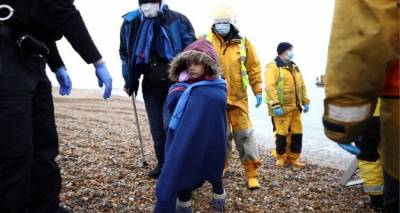 Βρετανία: Ο Μπόρις Τζόνσον δέχεται πιέσεις για να περιορίσει να επικίνδυνα ταξίδια των μεταναστών στη Μάγχη