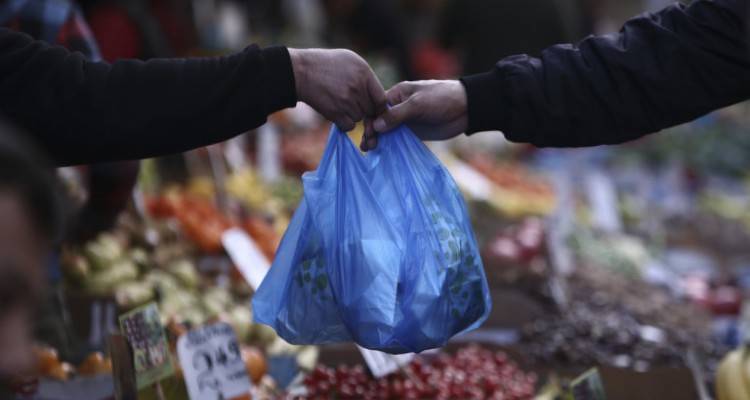 Υπ. Περιβάλλοντος: Νομοθετική ρύθμιση φέρνει νέο «χαράτσι» στις πλαστικές σακούλες