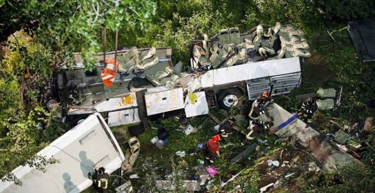 Ενας νεκρός από πτώση λεωφορείου σε γκρεμό στο Χορτιάτη