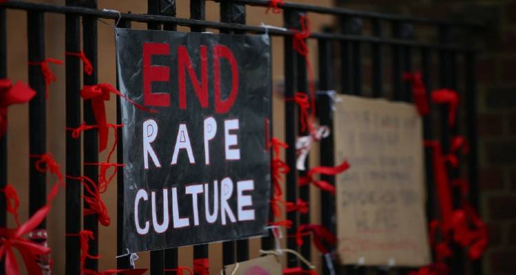 Βρετανία: Στο μικροσκόπιο το σύστημα της ποινικής δικαιοσύνης που αφορά τους βιασμούς, την ενδοοικογενειακή βία και τη σεξουαλική παρενόχληση  των γυναικών