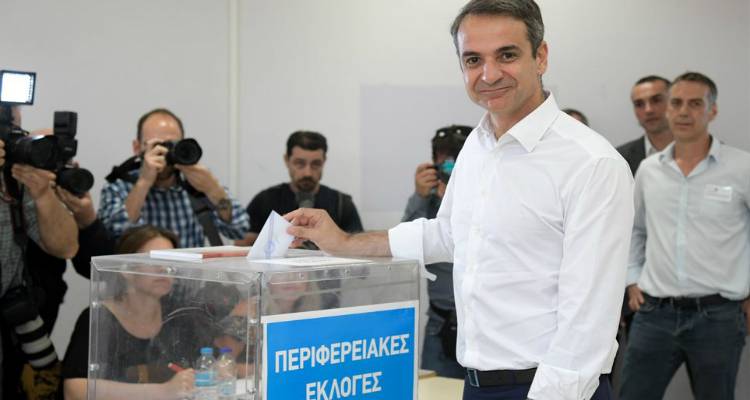 Ψήφισε ο Μητσοτάκης: «Καλώ τους πολίτες να συμμετάσχουν στη γιορτή της δημοκρατίας»