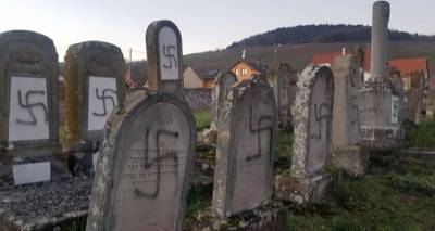 Γαλλία: Βεβήλωσαν κοιμητήριο, έφτιαξαν αγκυλωτούς σταυρούς στις επιτύμβιες πλάκες [εικόνα]